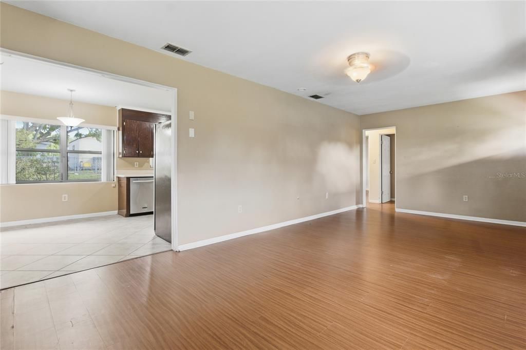 待售: $196,000 (2 贝兹, 1 浴室, 1068 平方英尺)