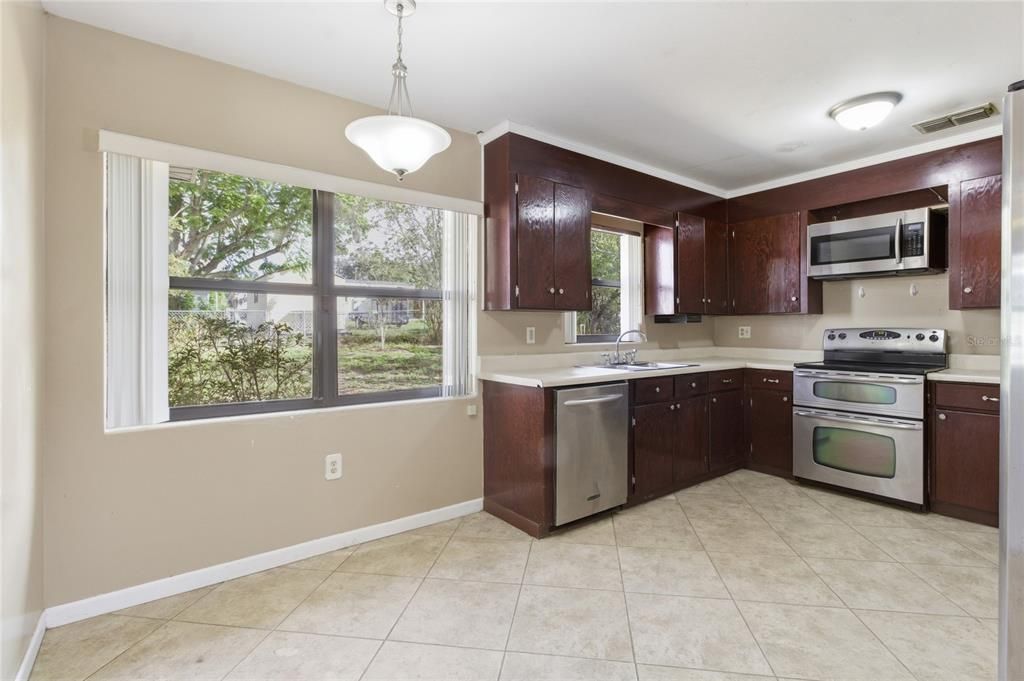 待售: $196,000 (2 贝兹, 1 浴室, 1068 平方英尺)