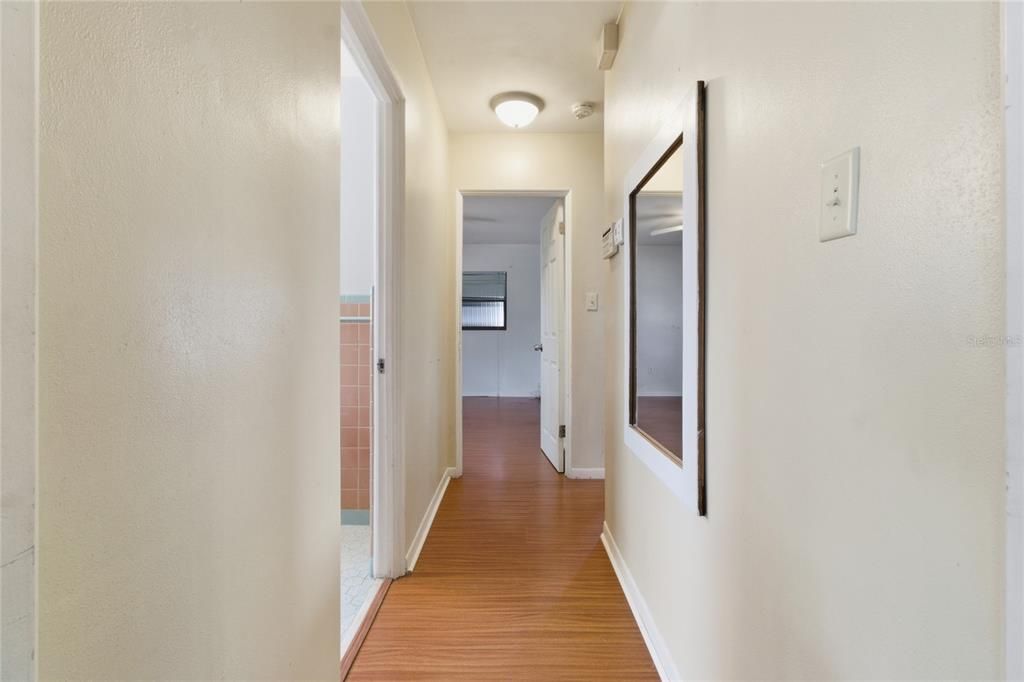 待售: $196,000 (2 贝兹, 1 浴室, 1068 平方英尺)