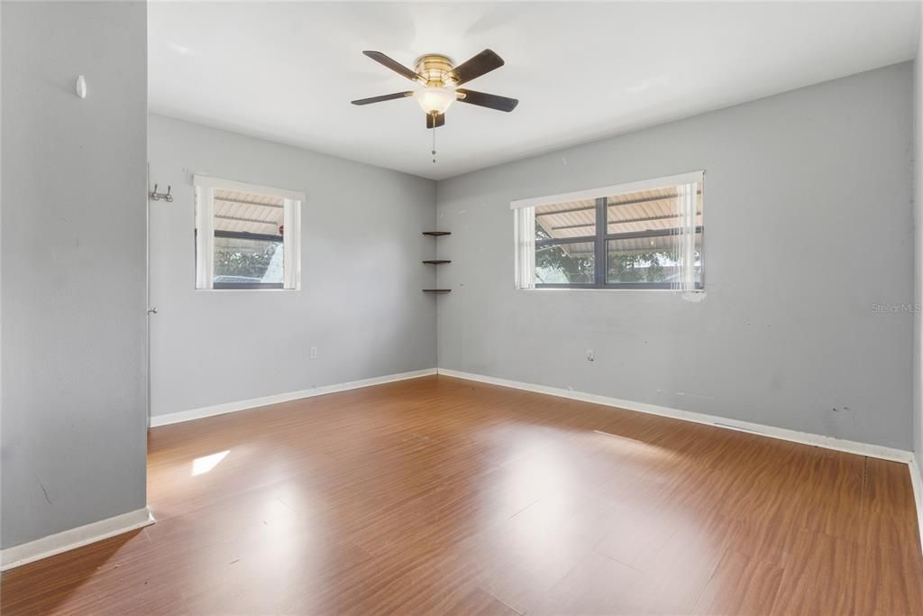 待售: $196,000 (2 贝兹, 1 浴室, 1068 平方英尺)