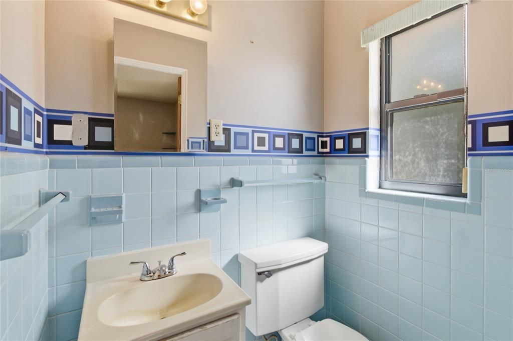 待售: $196,000 (2 贝兹, 1 浴室, 1068 平方英尺)