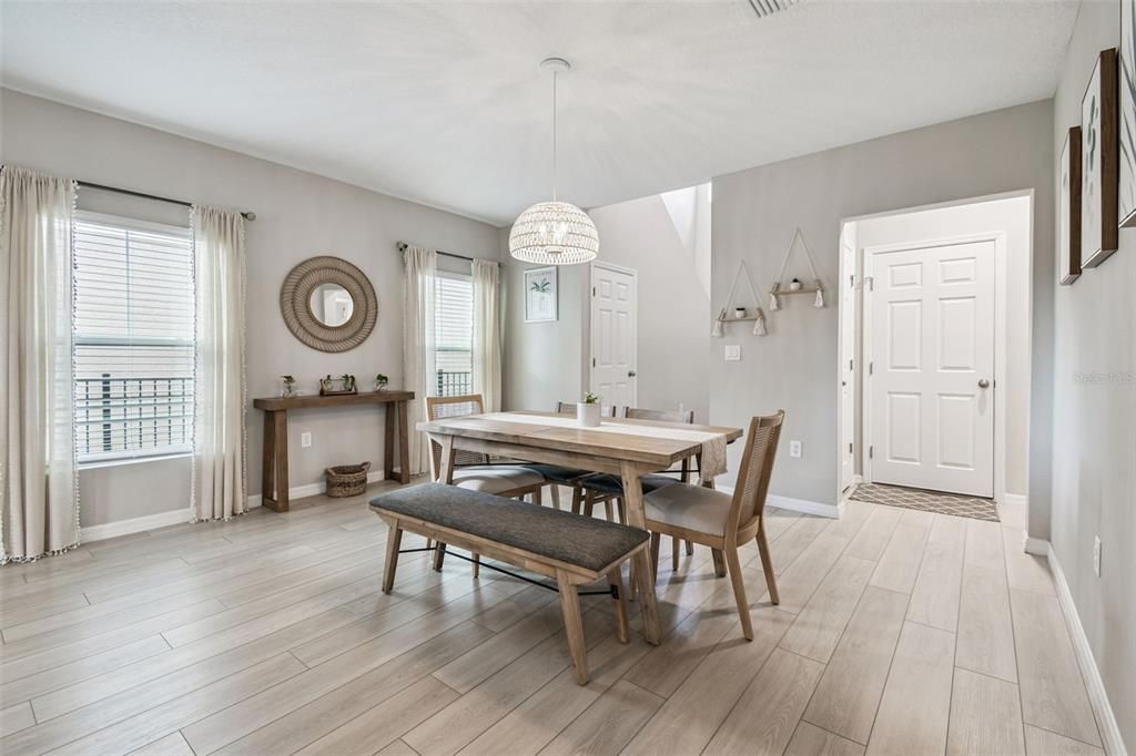 Под контрактом: $559,000 (5 спален, 3 ванн, 2471 Квадратных фут)