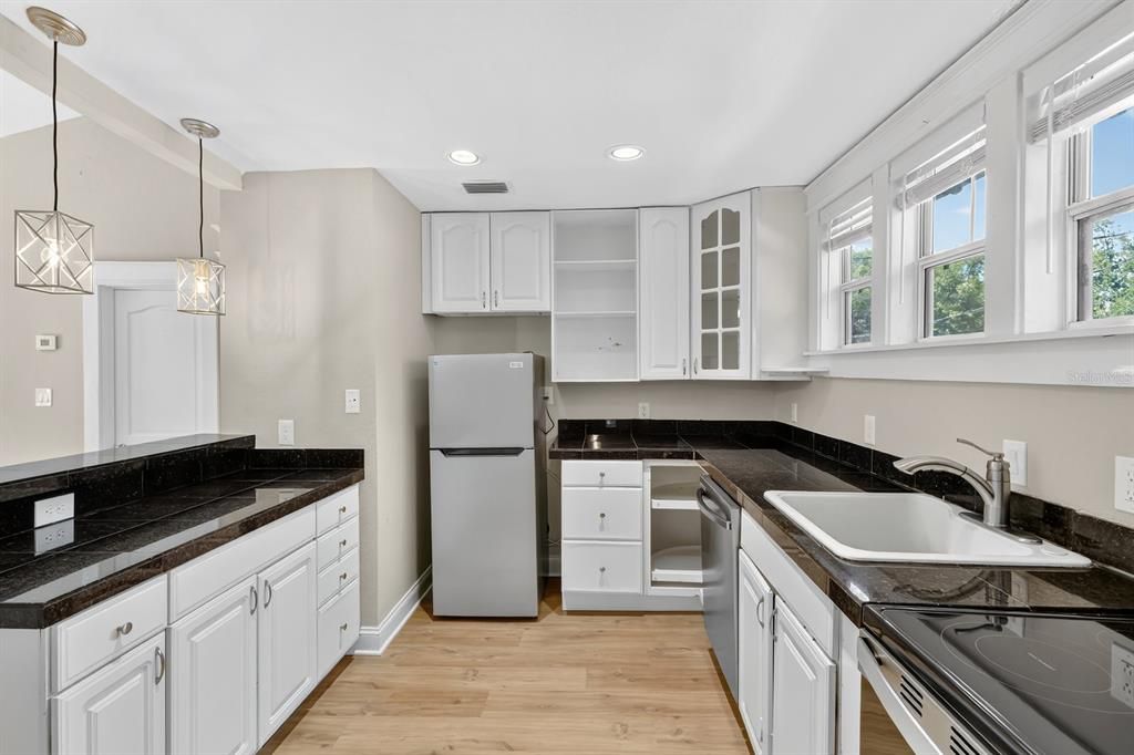 出租: $1,850 (2 贝兹, 1 浴室, 800 平方英尺)