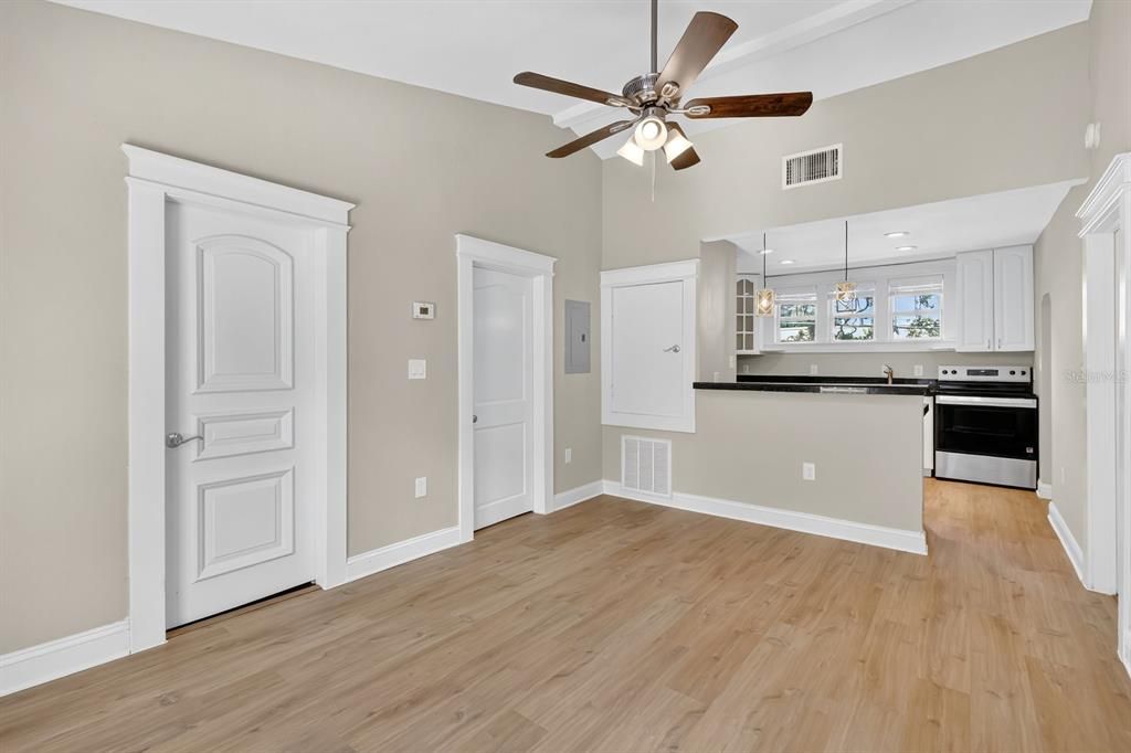 出租: $1,850 (2 贝兹, 1 浴室, 800 平方英尺)