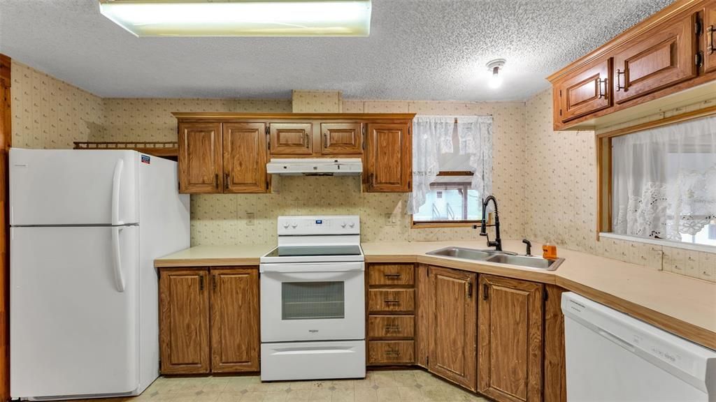 Active With Contract: $185,000 (3 beds, 2 baths, 1512 Square Feet)