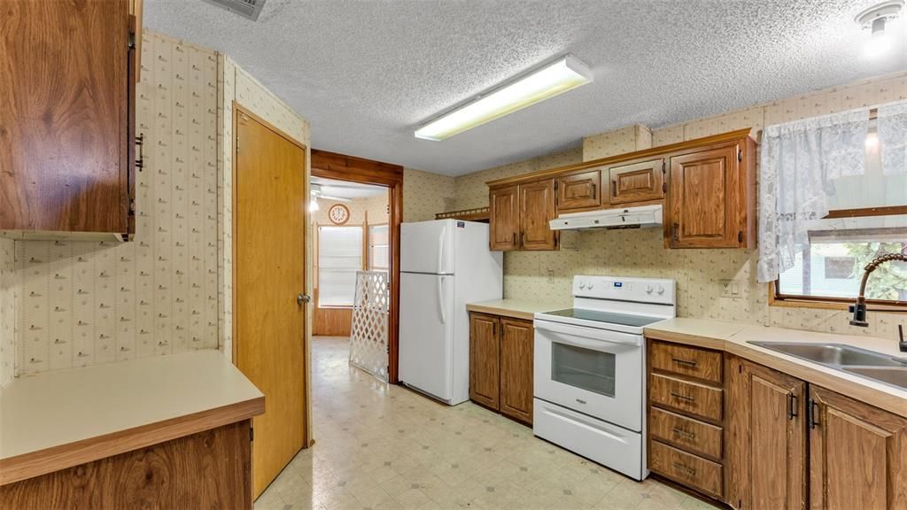 Active With Contract: $185,000 (3 beds, 2 baths, 1512 Square Feet)