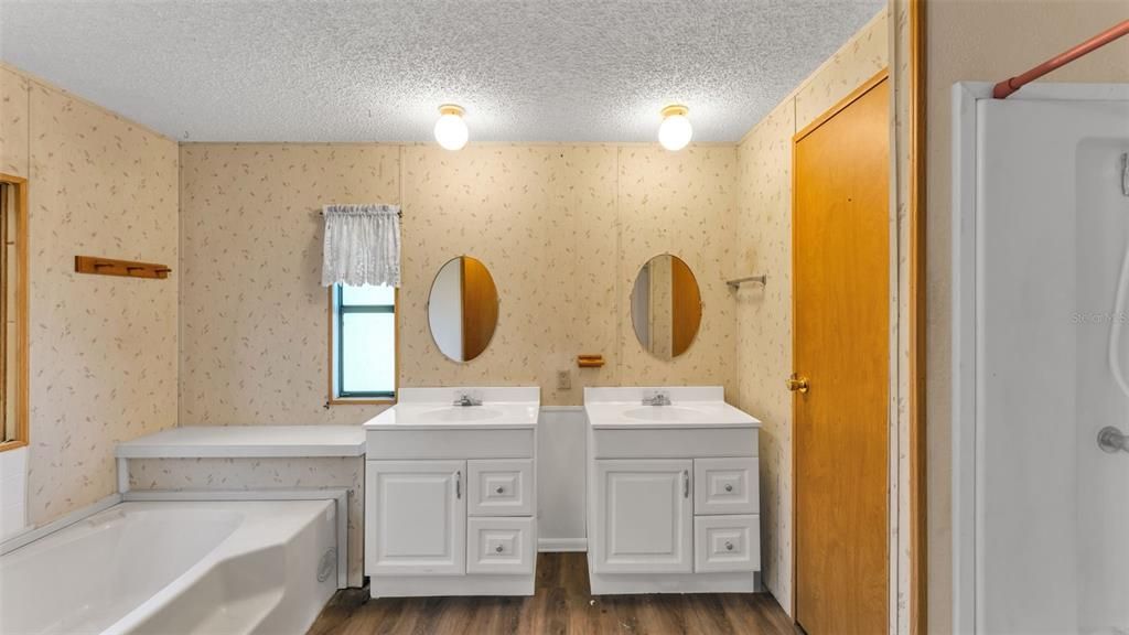 Active With Contract: $185,000 (3 beds, 2 baths, 1512 Square Feet)