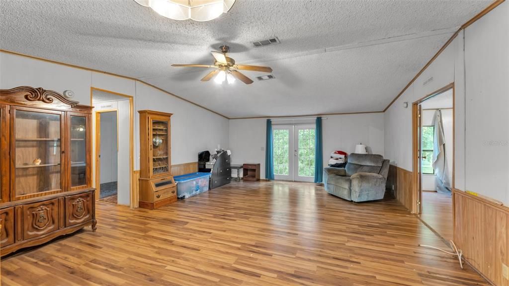 Active With Contract: $185,000 (3 beds, 2 baths, 1512 Square Feet)