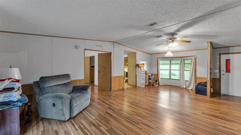 Active With Contract: $185,000 (3 beds, 2 baths, 1512 Square Feet)