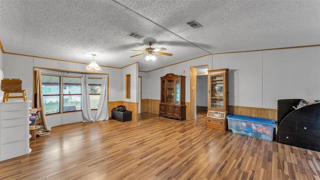 Active With Contract: $185,000 (3 beds, 2 baths, 1512 Square Feet)