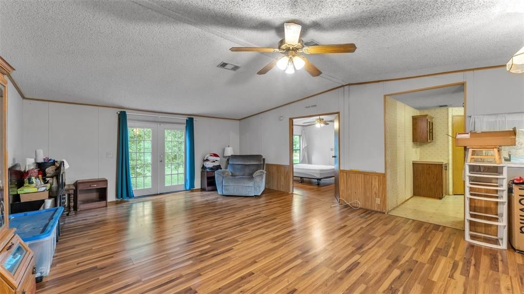 Active With Contract: $185,000 (3 beds, 2 baths, 1512 Square Feet)