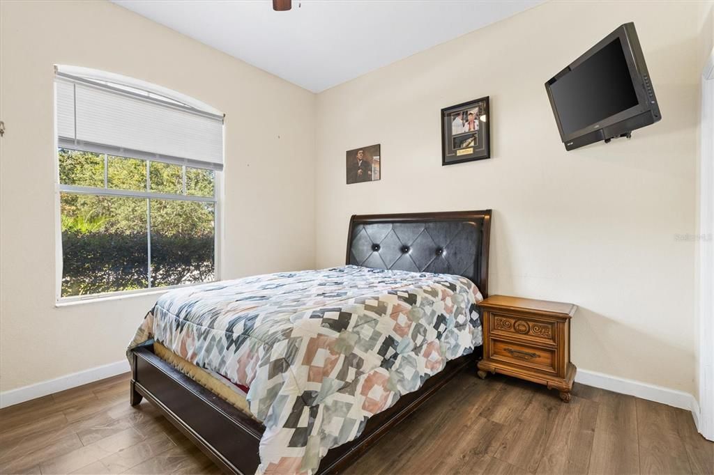 For Sale: $400,000 (5 beds, 2 baths, 2886 Square Feet)