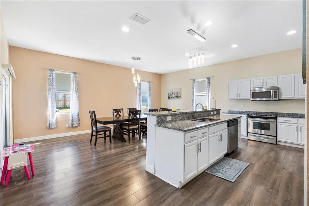 For Sale: $400,000 (5 beds, 2 baths, 2886 Square Feet)