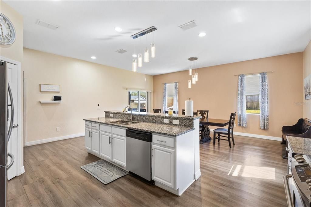 For Sale: $400,000 (5 beds, 2 baths, 2886 Square Feet)