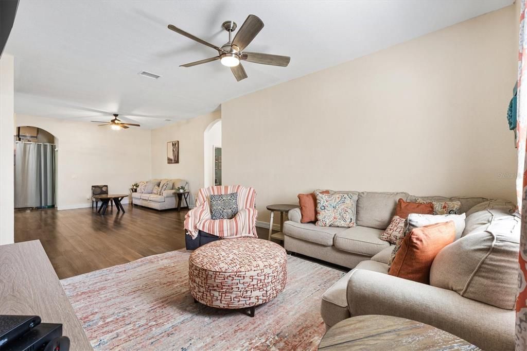 For Sale: $400,000 (5 beds, 2 baths, 2886 Square Feet)