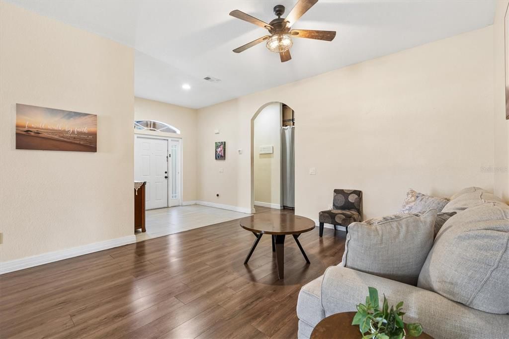 For Sale: $400,000 (5 beds, 2 baths, 2886 Square Feet)