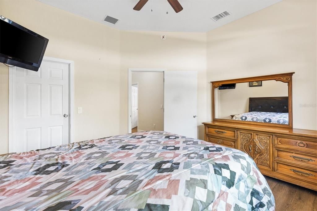 For Sale: $400,000 (5 beds, 2 baths, 2886 Square Feet)