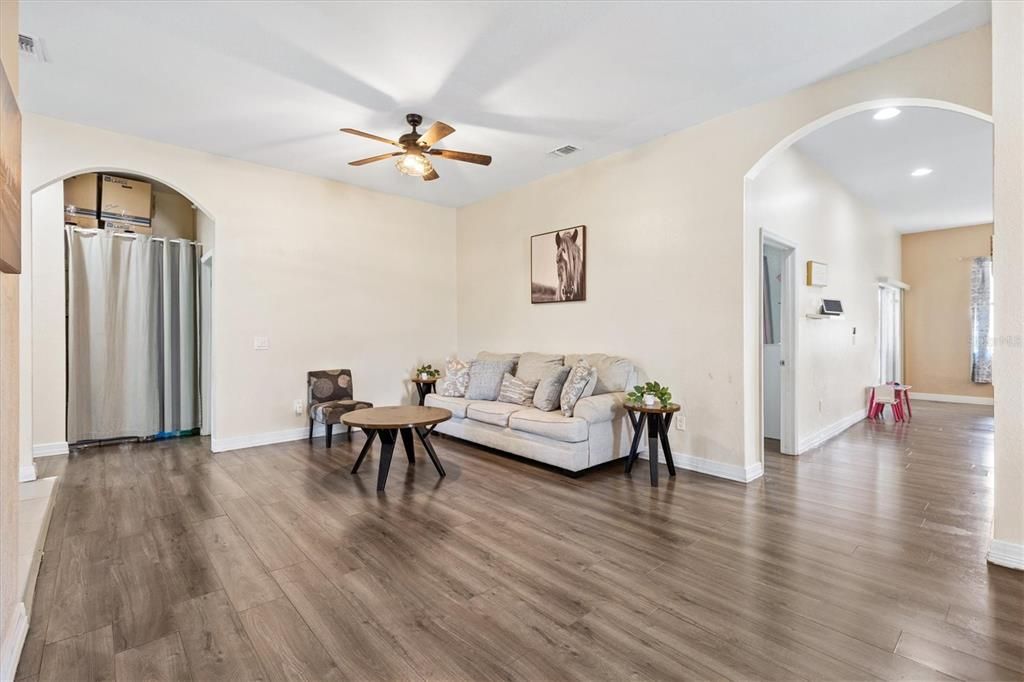 For Sale: $400,000 (5 beds, 2 baths, 2886 Square Feet)