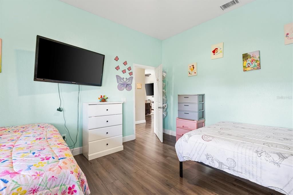 For Sale: $400,000 (5 beds, 2 baths, 2886 Square Feet)