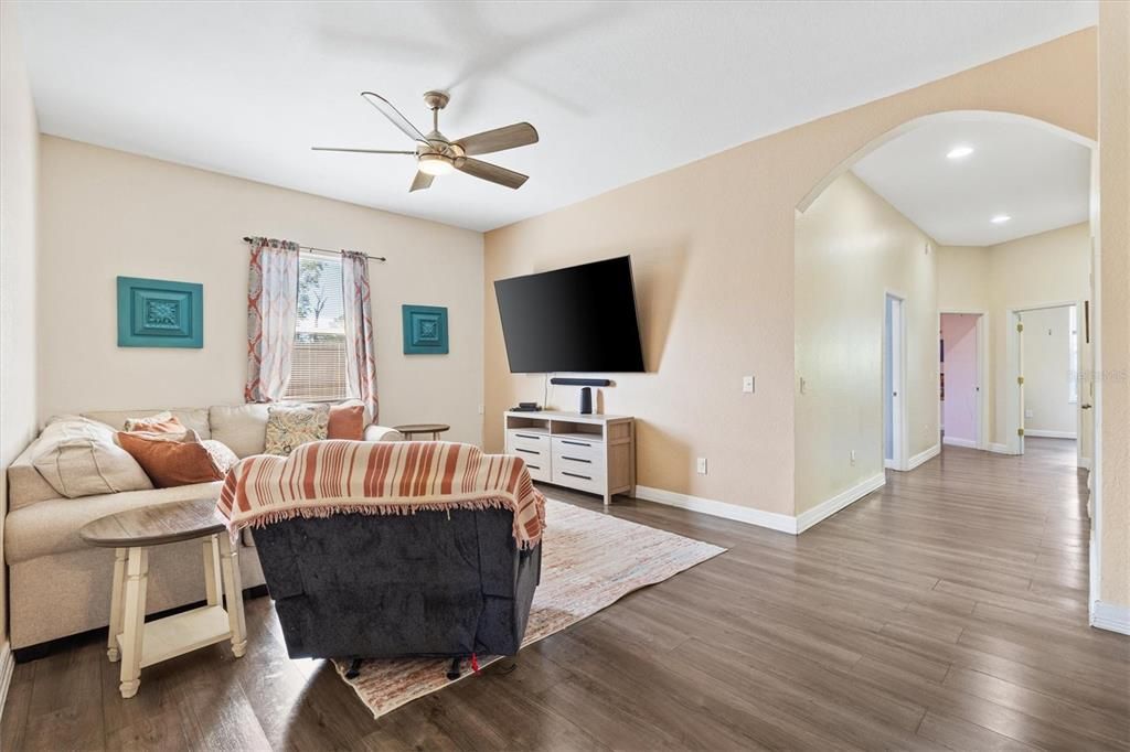 For Sale: $400,000 (5 beds, 2 baths, 2886 Square Feet)