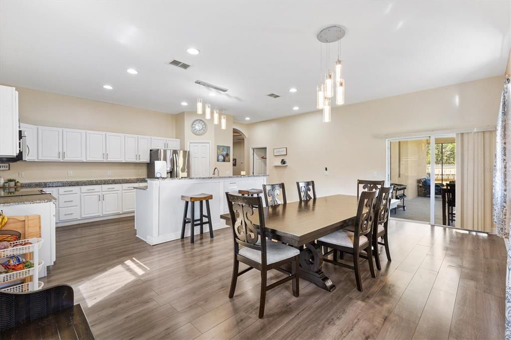 For Sale: $400,000 (5 beds, 2 baths, 2886 Square Feet)