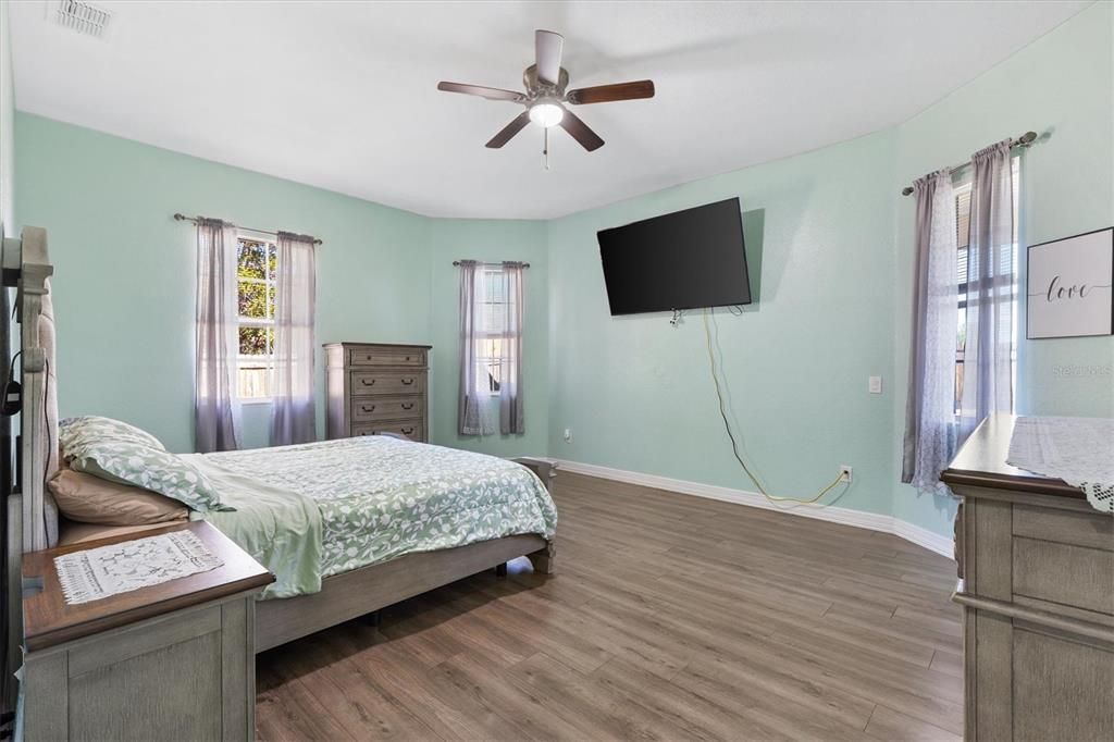 For Sale: $400,000 (5 beds, 2 baths, 2886 Square Feet)