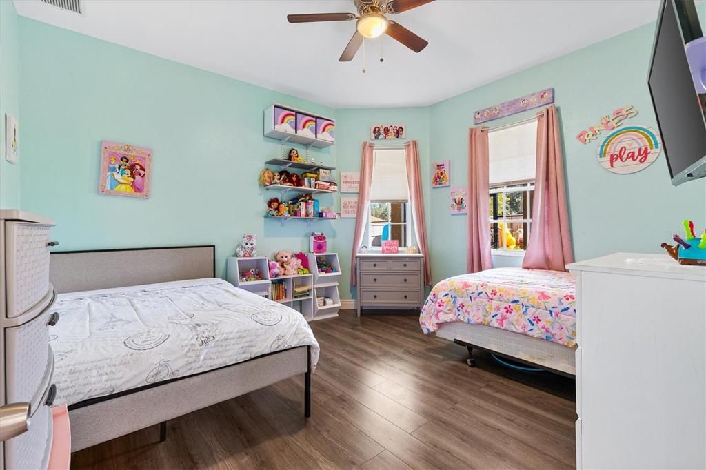 For Sale: $400,000 (5 beds, 2 baths, 2886 Square Feet)