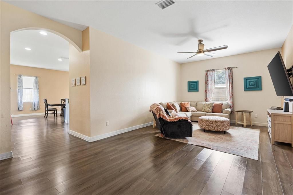 For Sale: $400,000 (5 beds, 2 baths, 2886 Square Feet)