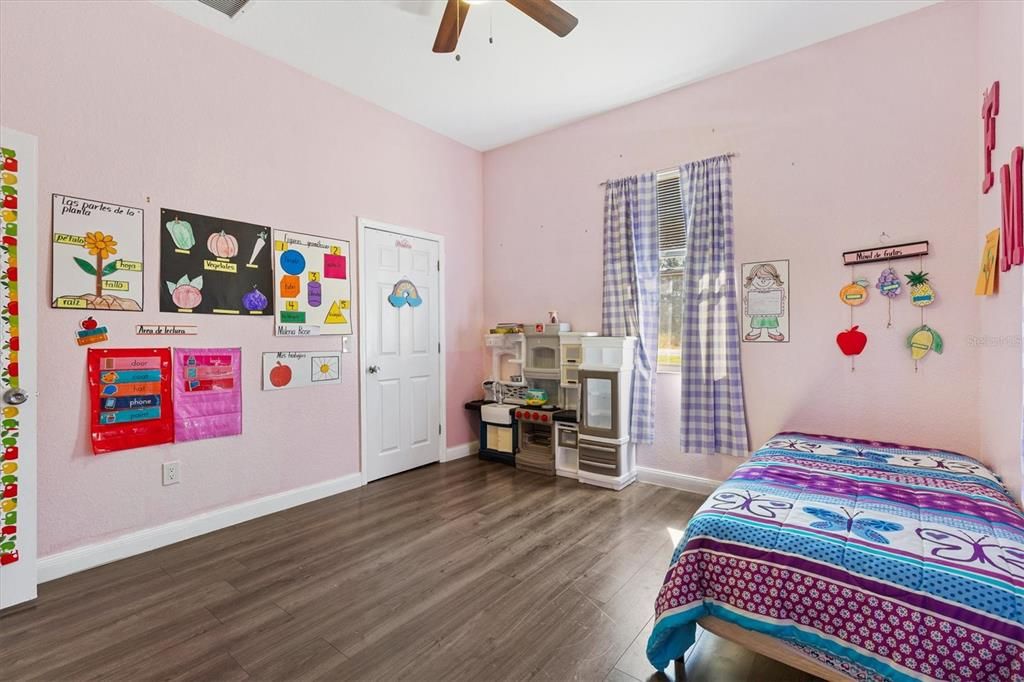 For Sale: $400,000 (5 beds, 2 baths, 2886 Square Feet)