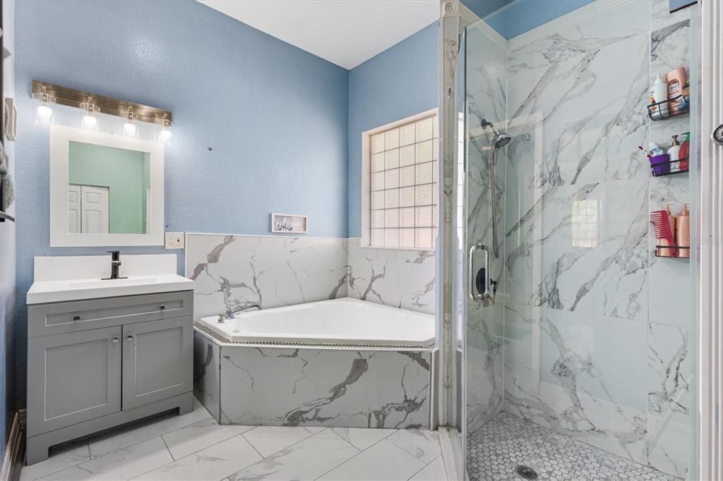 For Sale: $400,000 (5 beds, 2 baths, 2886 Square Feet)