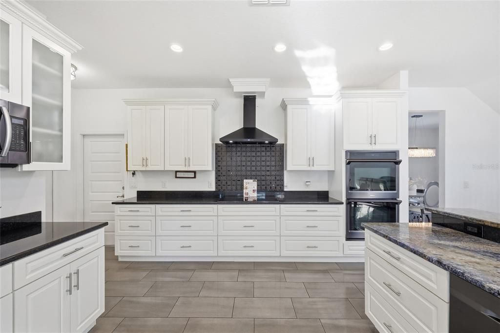 En Venta: $752,500 (5 camas, 3 baños, 3411 Pies cuadrados)