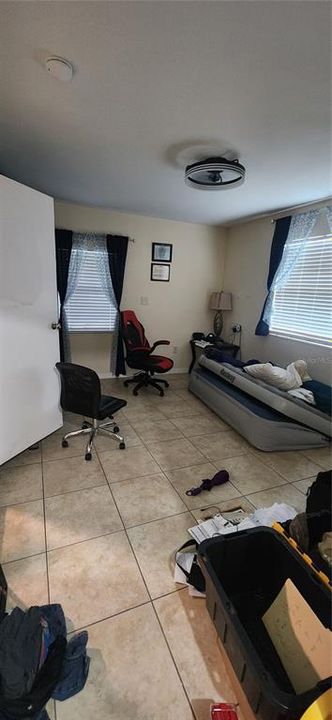 Activo con contrato: $210,000 (4 camas, 2 baños, 924 Pies cuadrados)