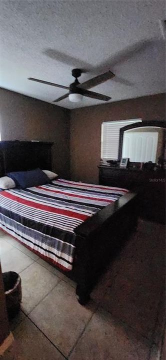 Activo con contrato: $210,000 (4 camas, 2 baños, 924 Pies cuadrados)