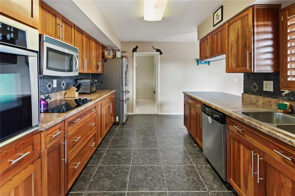 For Sale: $205,000 (2 beds, 2 baths, 1704 Square Feet)