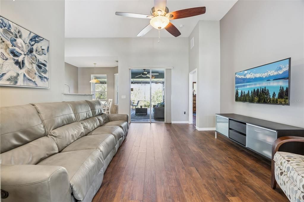 Под контрактом: $525,000 (4 спален, 2 ванн, 2141 Квадратных фут)