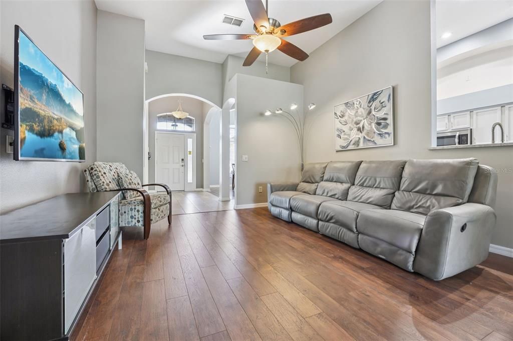 Под контрактом: $525,000 (4 спален, 2 ванн, 2141 Квадратных фут)