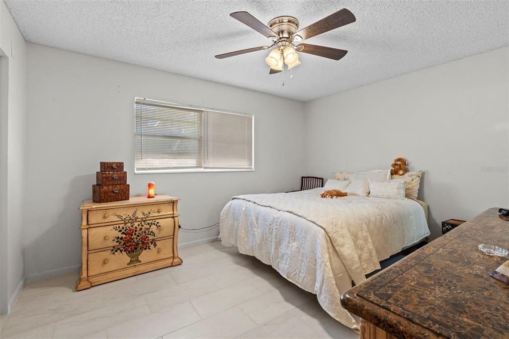 For Sale: $165,000 (2 beds, 2 baths, 979 Square Feet)