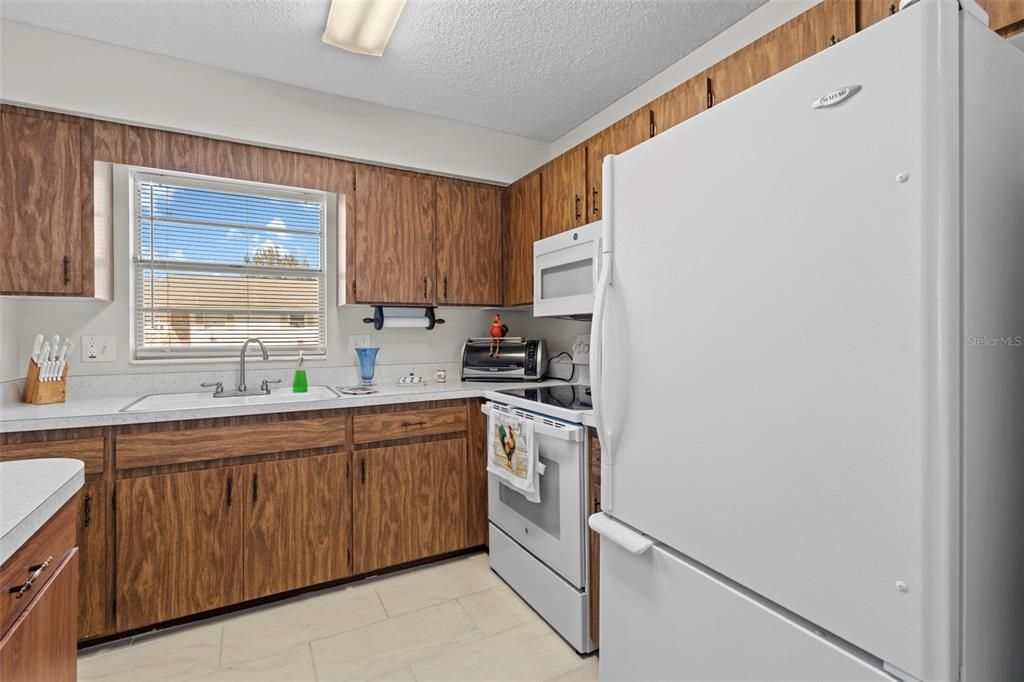 For Sale: $165,000 (2 beds, 2 baths, 979 Square Feet)