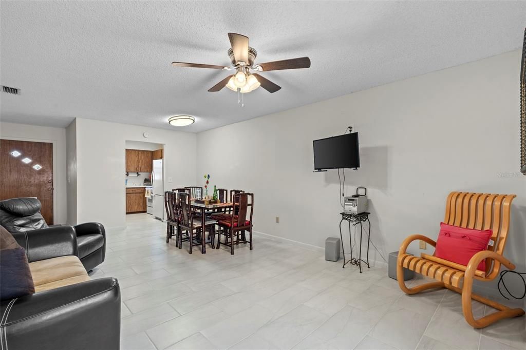 For Sale: $165,000 (2 beds, 2 baths, 979 Square Feet)