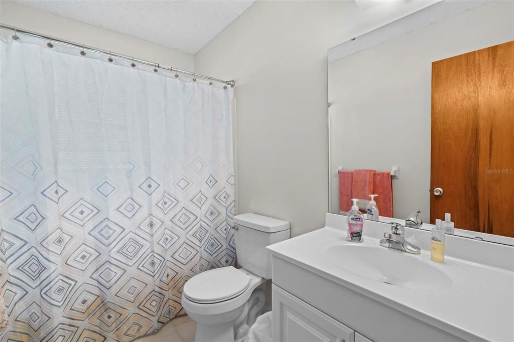For Sale: $165,000 (2 beds, 2 baths, 979 Square Feet)