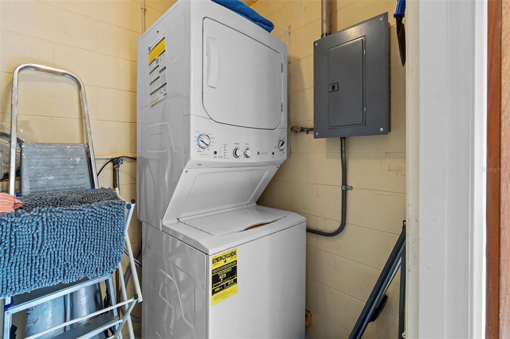 For Sale: $165,000 (2 beds, 2 baths, 979 Square Feet)