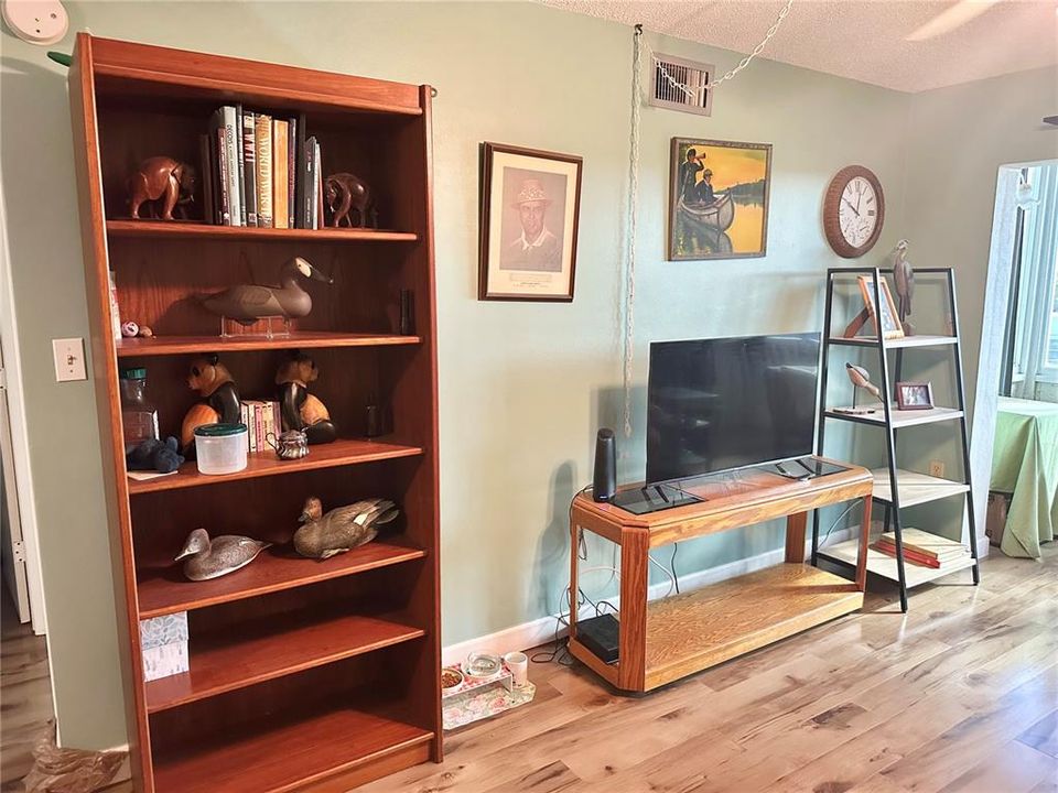 For Sale: $148,000 (1 beds, 1 baths, 628 Square Feet)