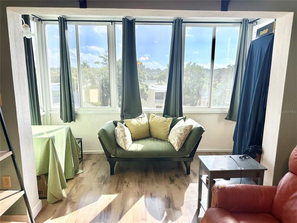 For Sale: $148,000 (1 beds, 1 baths, 628 Square Feet)