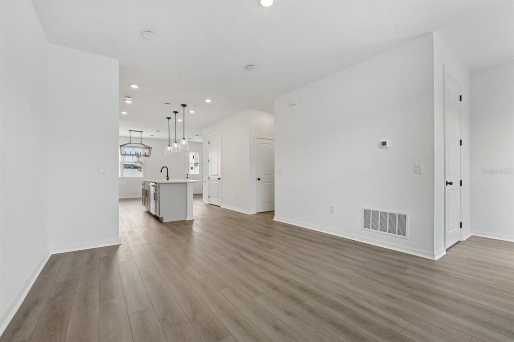 合同活跃: $449,990 (3 贝兹, 2 浴室, 1696 平方英尺)