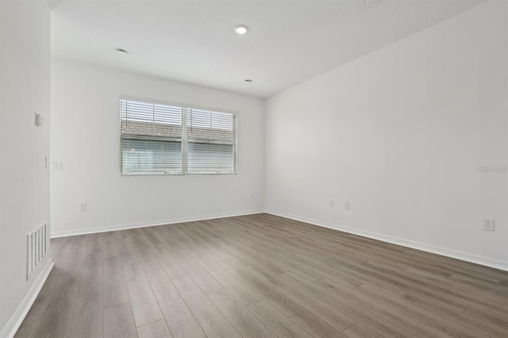 合同活跃: $449,990 (3 贝兹, 2 浴室, 1696 平方英尺)