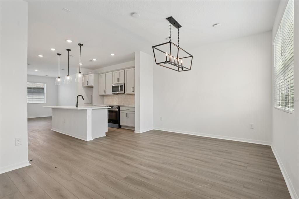 合同活跃: $449,990 (3 贝兹, 2 浴室, 1696 平方英尺)