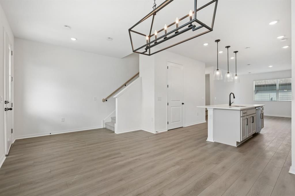 合同活跃: $449,990 (3 贝兹, 2 浴室, 1696 平方英尺)