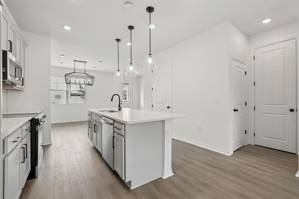 合同活跃: $449,990 (3 贝兹, 2 浴室, 1696 平方英尺)