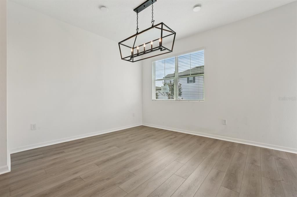 合同活跃: $449,990 (3 贝兹, 2 浴室, 1696 平方英尺)