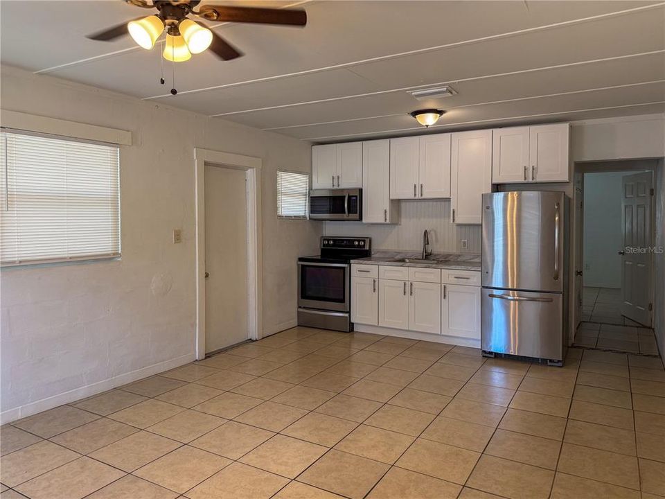 出租: $1,300 (1 贝兹, 1 浴室, 546 平方英尺)